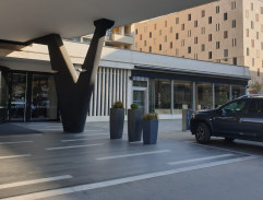 Před hotelem Internacional