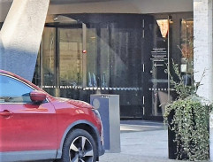 Před hotelem Internacional - III