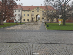 tríbúna na námestí