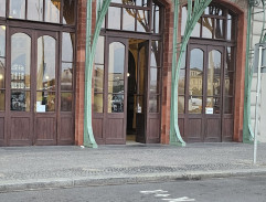 Před nádražní halou