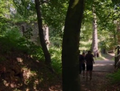 Hokejisté běží ke zřícenině