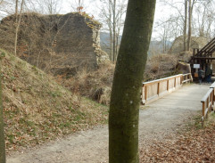 Hokejisté běží ke zřícenině