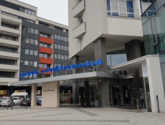 Jiří Štědroň před hotelem