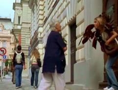 Před domem Karolíny