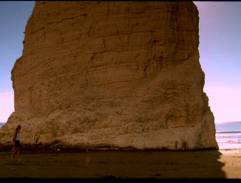 Sama na procházce po pobřeží