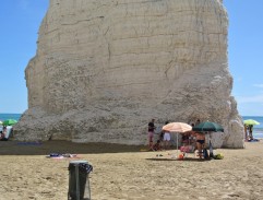 Sama na procházce po pobřeží