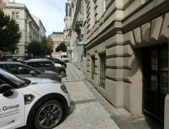 Před domem Karolíny