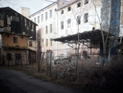 Nádvoří továrních budov