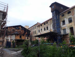 Nádvoří továrních budov