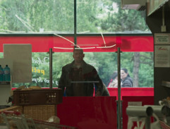 V nákupním středisku