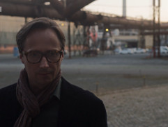 U koncertní haly Gong