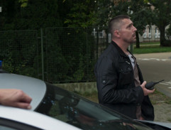 Před bydlištěm Dobeše