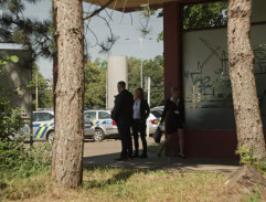 Před vchodem kriminálky