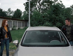 Kvapilová s pistolí