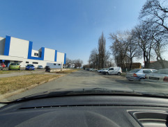 Karolína Malá před domem 2