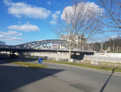 Na parkovišti u Sýkorova mostu