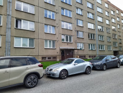 Před vchodem na Dubině