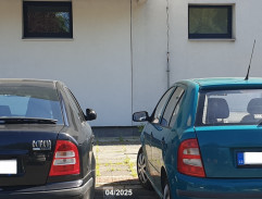 Karolína Malá před domem 2