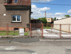 Před domem Levického