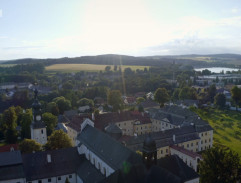 Město