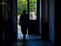 Petráková na chodbě ZŠ