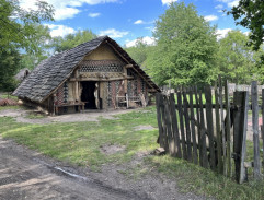 Dlouhý malovaný dům