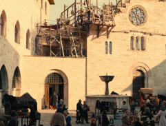 Nádvoří s kejklíři