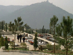 Sandra na hřbitově