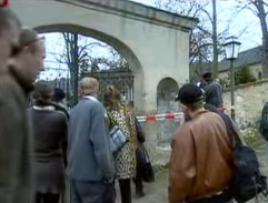 Před hřbitovní bránou