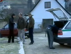 Policisté před domem Kozelky