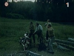 chlapi sa prezliekajú