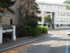 Příjezd k domu Shokyho