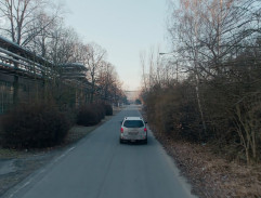 Cesta kolem potrubí