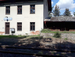 Vlak odjíždí ze stanice