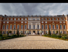 Kate s Edwinou a Lady Dunbary přišly za královnou