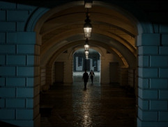 Lord Nigel Berbrooke sleduje Simona