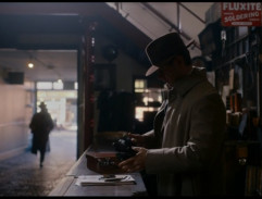 Tom Branson ve svém podniku s auty