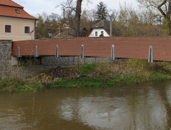Lávka nad řekou
