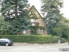 Před domem Valentovych rodičů