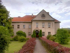 Před obecnou školou