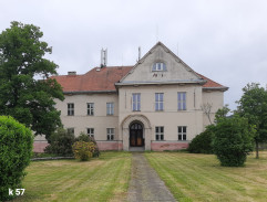 Před obecnou školou