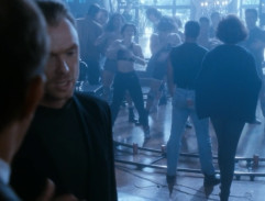 Frank hovoří se zaměstnanci Rachel