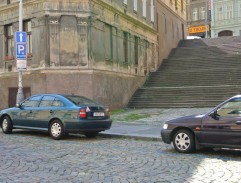 pred Vitouškovým domom