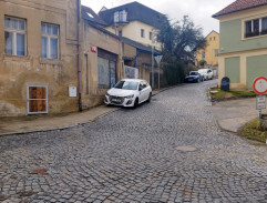 Prázdný sedan