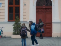 Matka Jitřenky čeká před školou