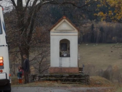 Na autobusové zastávce