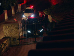 pred vilou Podhradskej