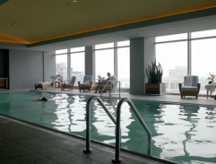 Lynne Reed v hotelovém bazénu