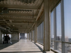 Carrie při rozhovoru s Mansourem Al-Zahranim