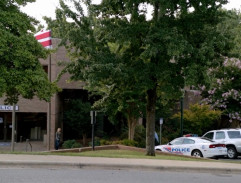 Brody jede s Danou na policii